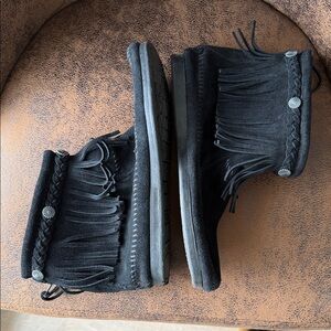Minnetonka Fringe Suede Ankle Boots with back zip. 8